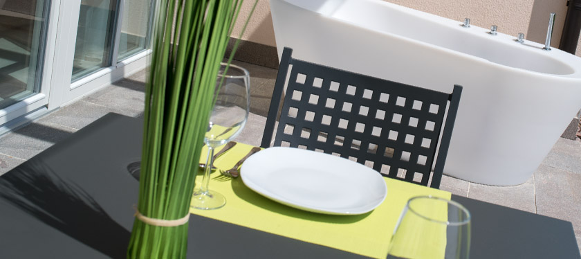 Terrasse und Garten mit Badewanne