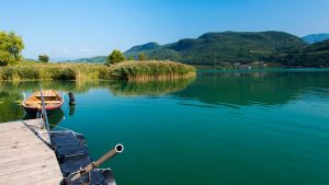 Privatsteg am Kalterer See