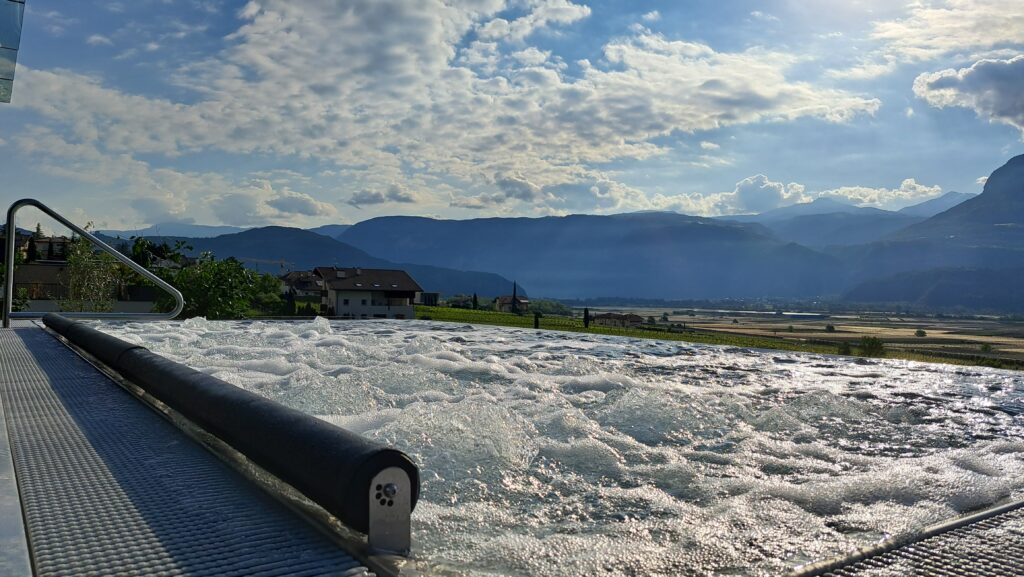 Outdoor-whirlpool-massage